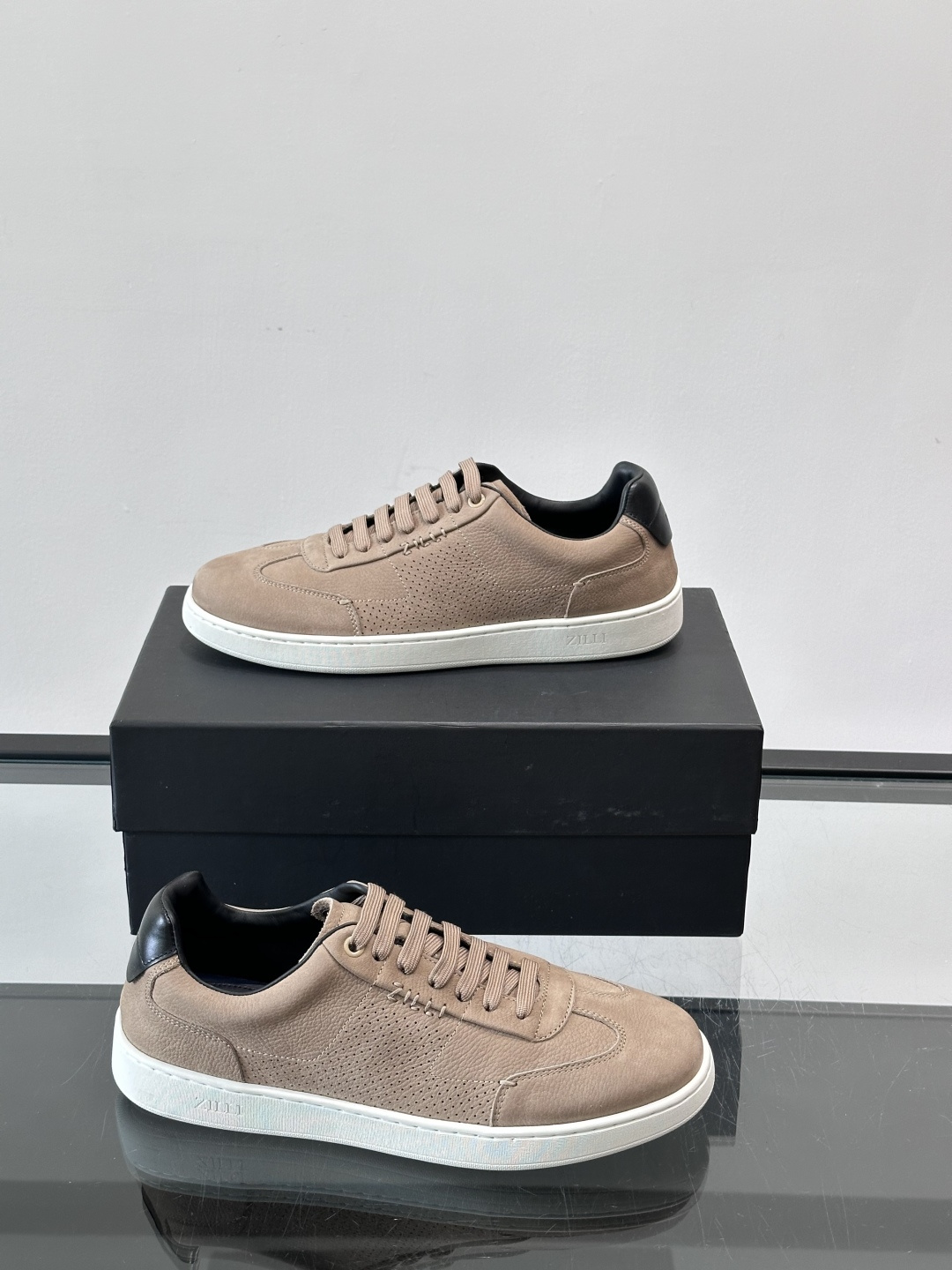 ZILLI这款休闲鞋选用绒面小牛皮，质感细腻又高级，极简设计融合休闲与精致，通勤或商务休闲都能轻松驾驭。