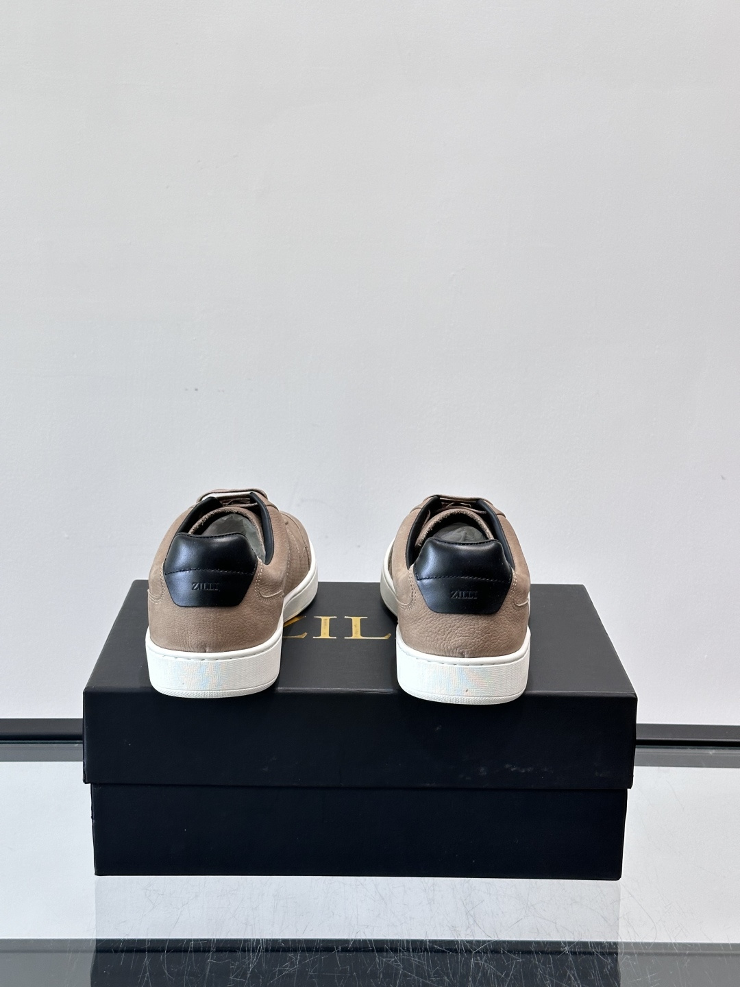 ZILLI这款休闲鞋选用绒面小牛皮，质感细腻又高级，极简设计融合休闲与精致，通勤或商务休闲都能轻松驾驭。