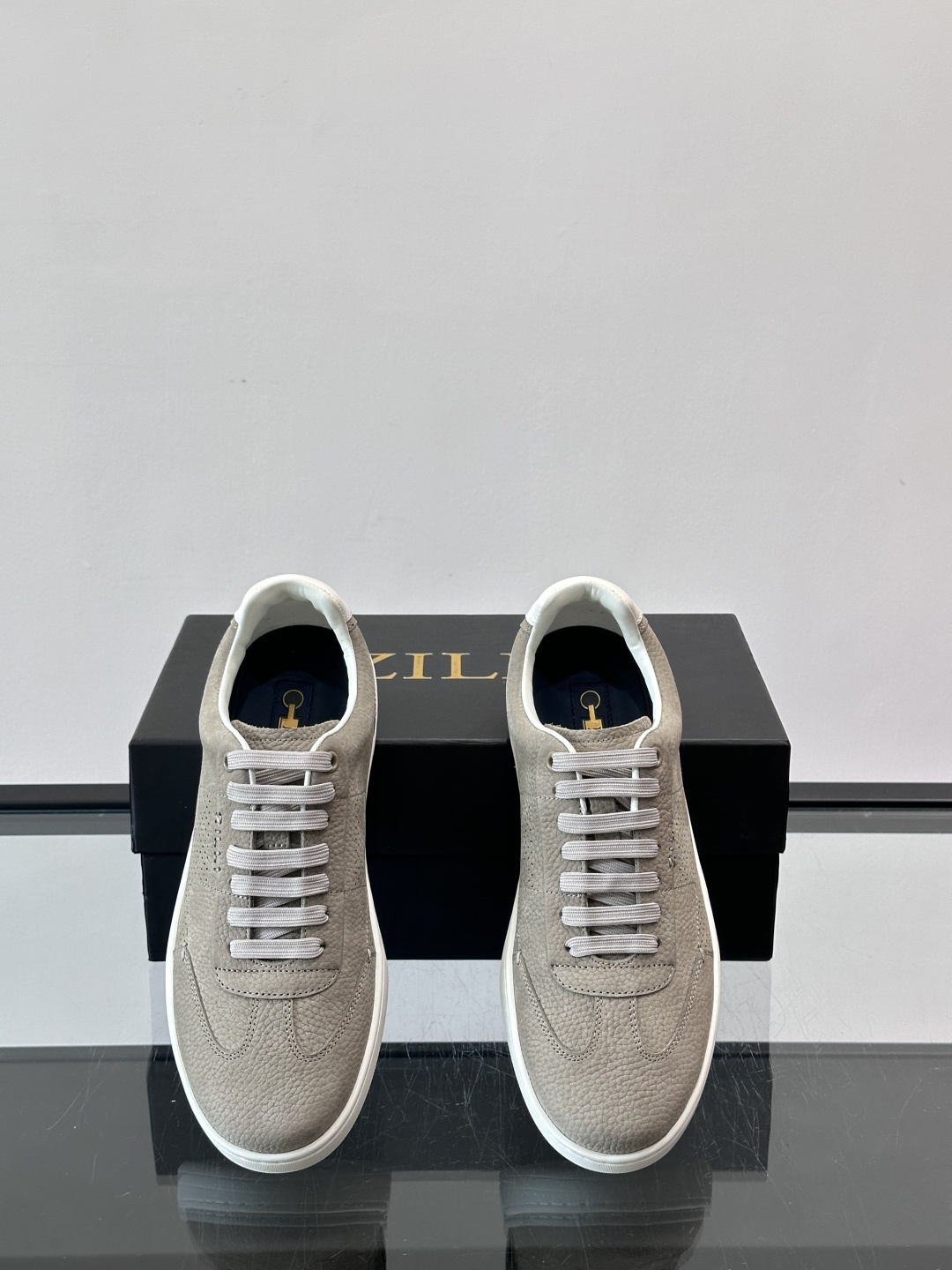 ZILLI这款休闲鞋选用绒面小牛皮，质感细腻又高级，极简设计融合休闲与精致，通勤或商务休闲都能轻松驾驭。