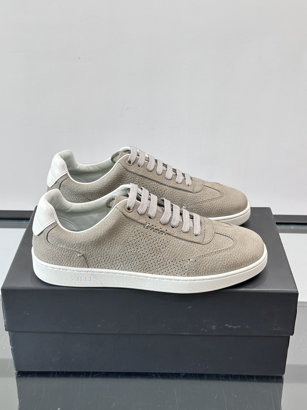 ZILLI这款休闲鞋选用绒面小牛皮，质感细腻又高级，极简设计融合休闲与精致，通勤或商务休闲都能轻松驾驭。