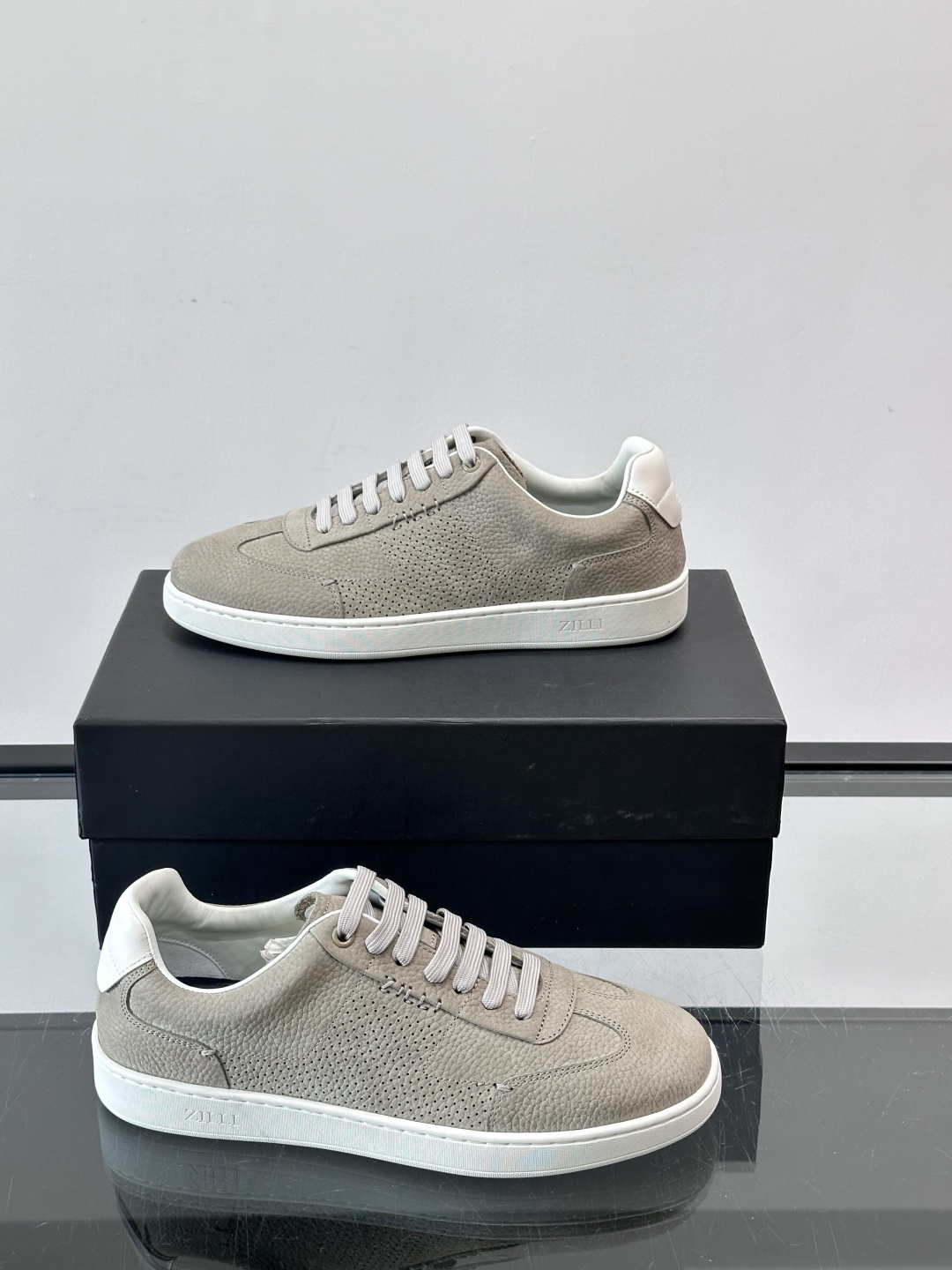 ZILLI这款休闲鞋选用绒面小牛皮，质感细腻又高级，极简设计融合休闲与精致，通勤或商务休闲都能轻松驾驭。