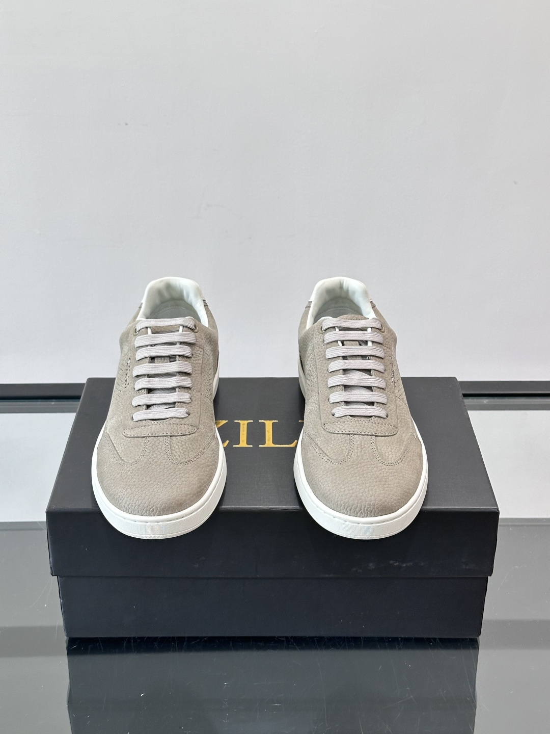 ZILLI这款休闲鞋选用绒面小牛皮，质感细腻又高级，极简设计融合休闲与精致，通勤或商务休闲都能轻松驾驭。