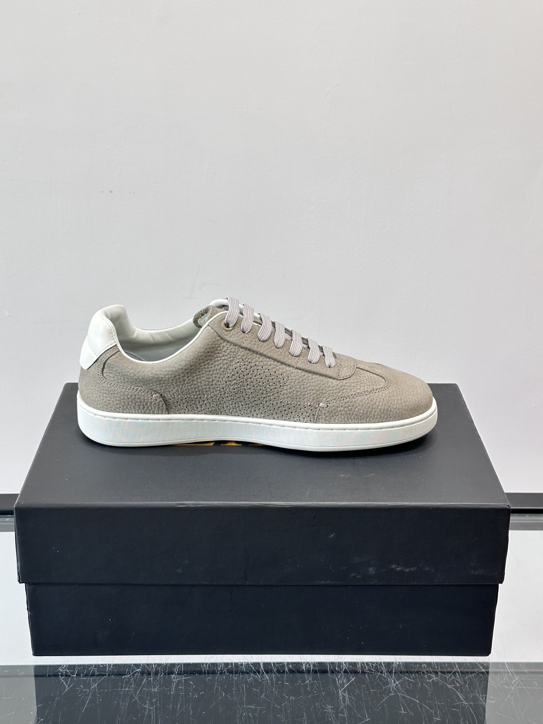 ZILLI这款休闲鞋选用绒面小牛皮，质感细腻又高级，极简设计融合休闲与精致，通勤或商务休闲都能轻松驾驭。