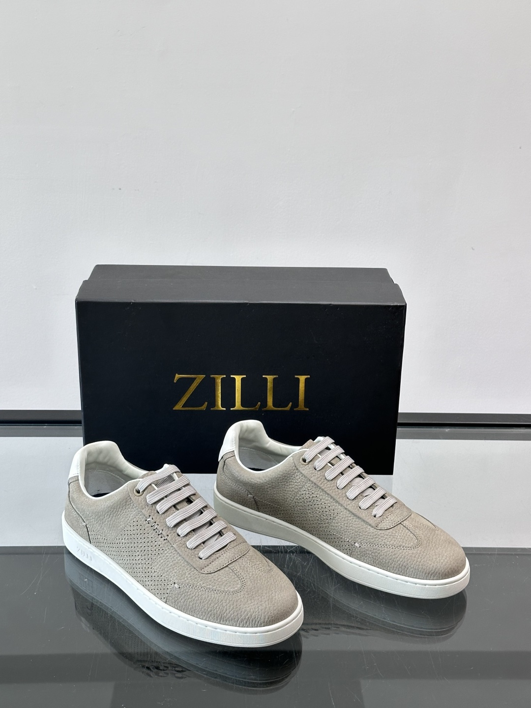 ZILLI这款休闲鞋选用绒面小牛皮，质感细腻又高级，极简设计融合休闲与精致，通勤或商务休闲都能轻松驾驭。