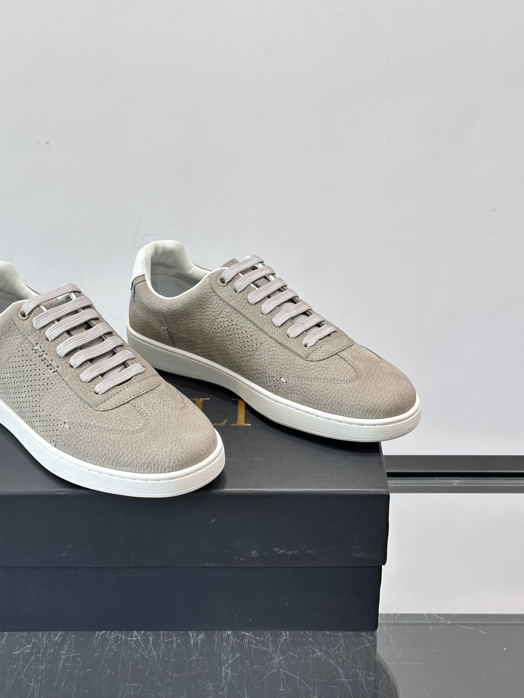 ZILLI这款休闲鞋选用绒面小牛皮，质感细腻又高级，极简设计融合休闲与精致，通勤或商务休闲都能轻松驾驭。