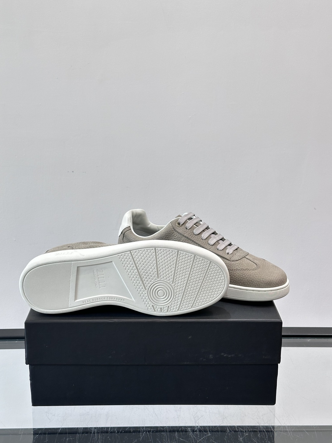 ZILLI这款休闲鞋选用绒面小牛皮，质感细腻又高级，极简设计融合休闲与精致，通勤或商务休闲都能轻松驾驭。