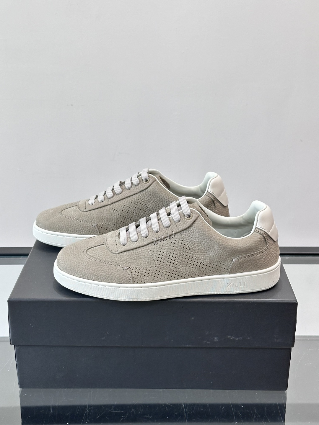 ZILLI这款休闲鞋选用绒面小牛皮，质感细腻又高级，极简设计融合休闲与精致，通勤或商务休闲都能轻松驾驭。