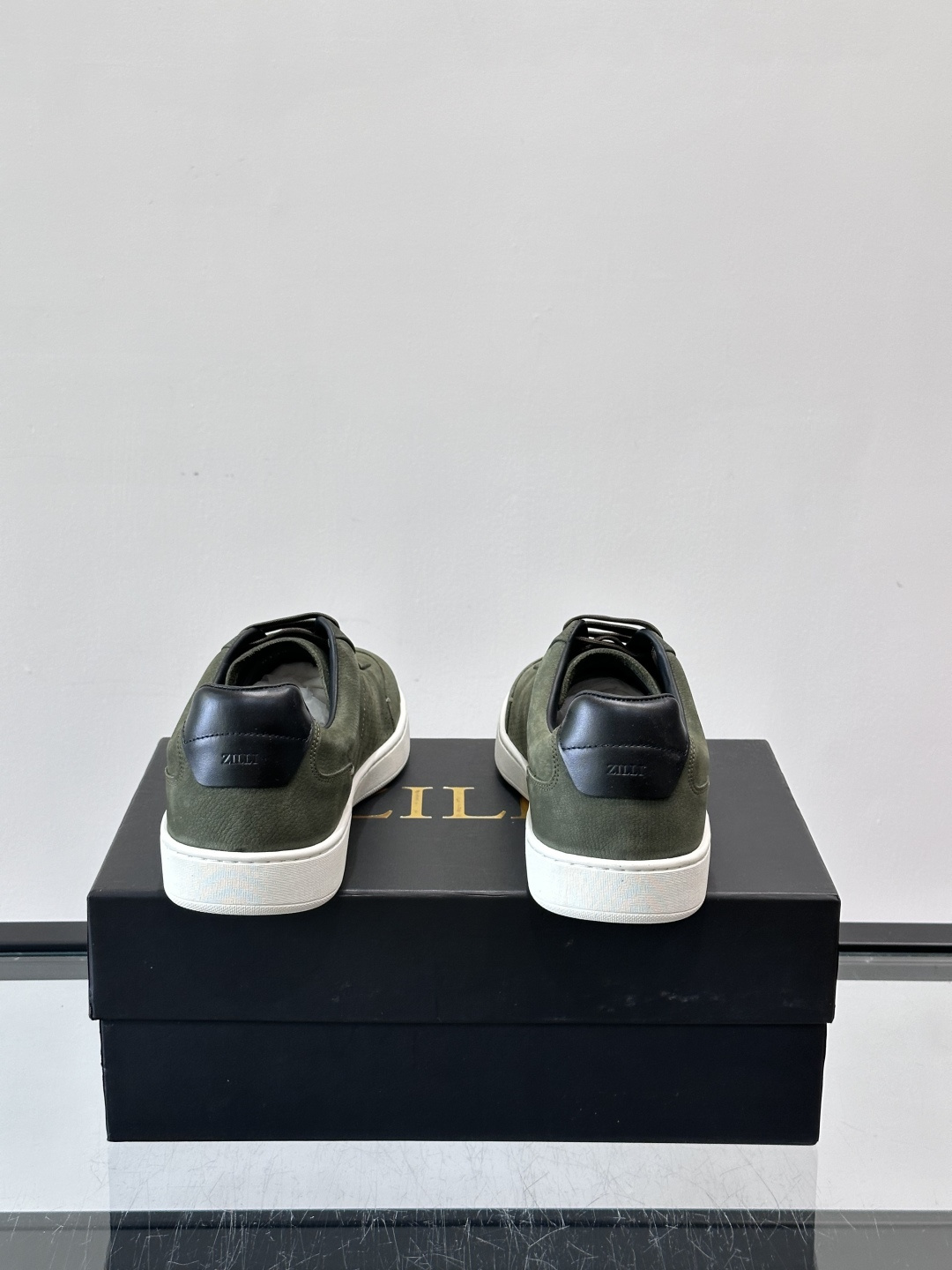 ZILLI这款休闲鞋选用绒面小牛皮，质感细腻又高级，极简设计融合休闲与精致，通勤或商务休闲都能轻松驾驭。