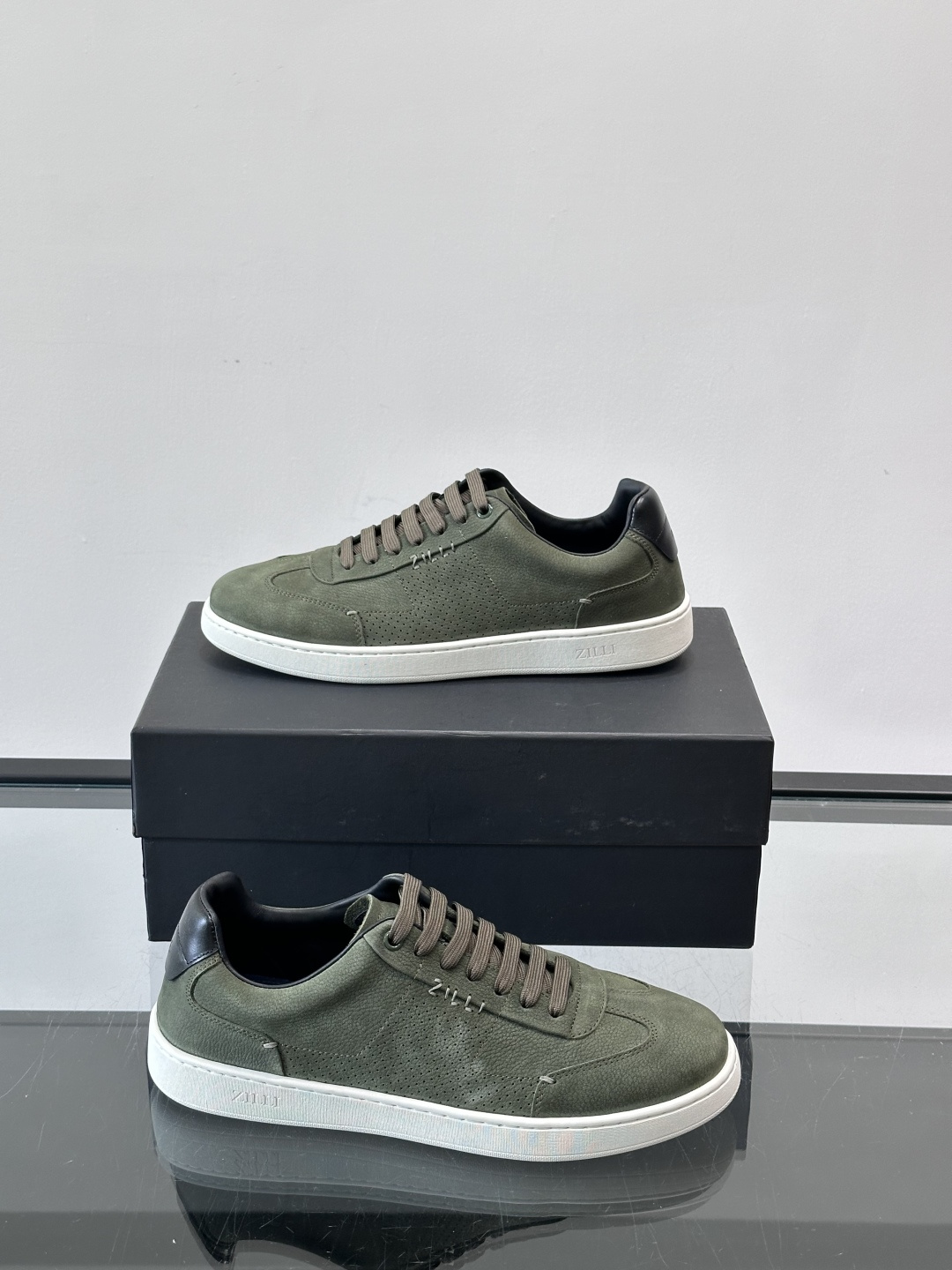 ZILLI这款休闲鞋选用绒面小牛皮，质感细腻又高级，极简设计融合休闲与精致，通勤或商务休闲都能轻松驾驭。