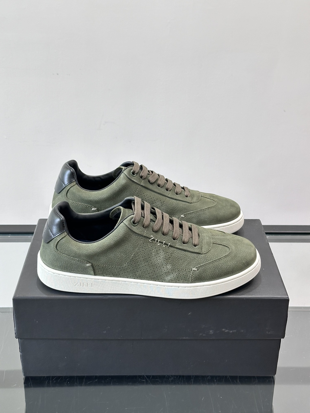 ZILLI这款休闲鞋选用绒面小牛皮，质感细腻又高级，极简设计融合休闲与精致，通勤或商务休闲都能轻松驾驭。