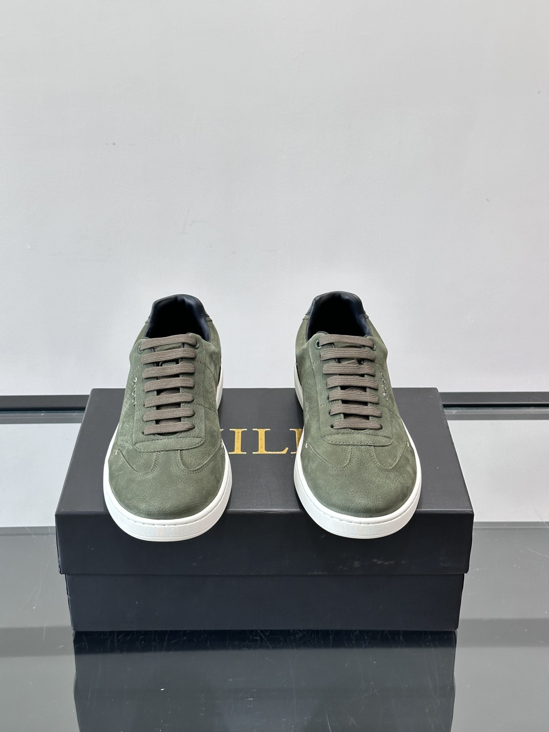 ZILLI这款休闲鞋选用绒面小牛皮，质感细腻又高级，极简设计融合休闲与精致，通勤或商务休闲都能轻松驾驭。