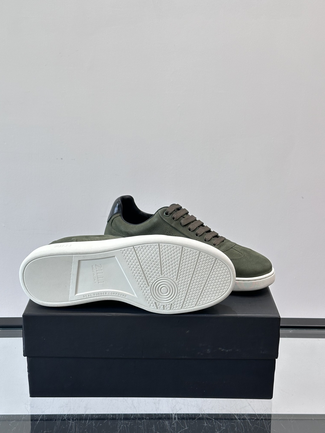 ZILLI这款休闲鞋选用绒面小牛皮，质感细腻又高级，极简设计融合休闲与精致，通勤或商务休闲都能轻松驾驭。