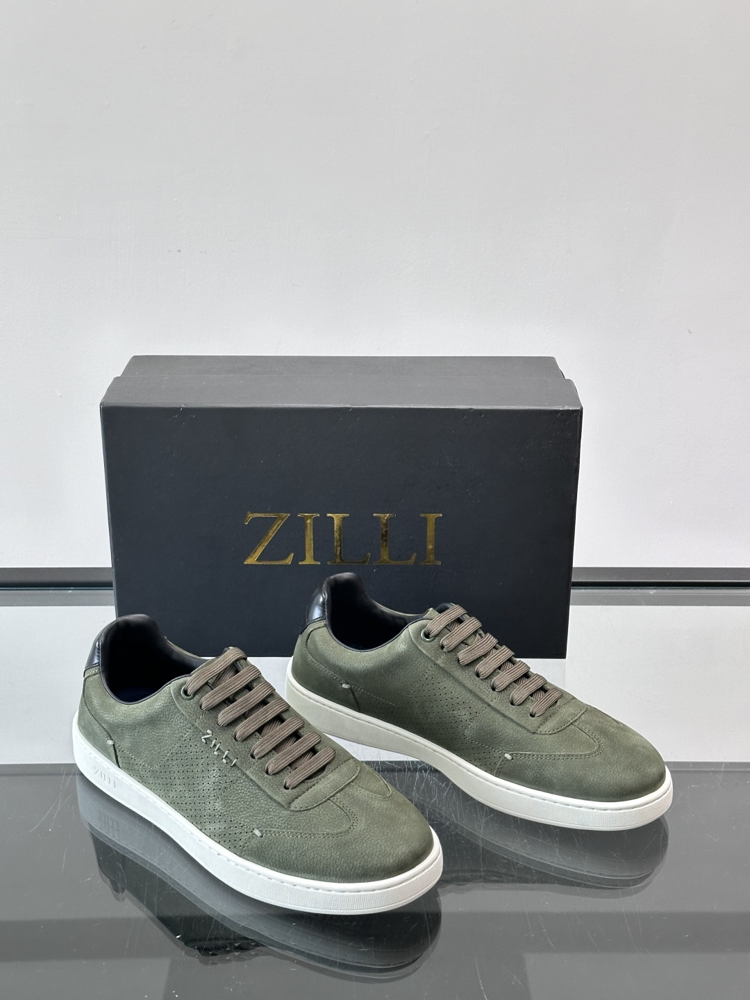 ZILLI这款休闲鞋选用绒面小牛皮，质感细腻又高级，极简设计融合休闲与精致，通勤或商务休闲都能轻松驾驭。