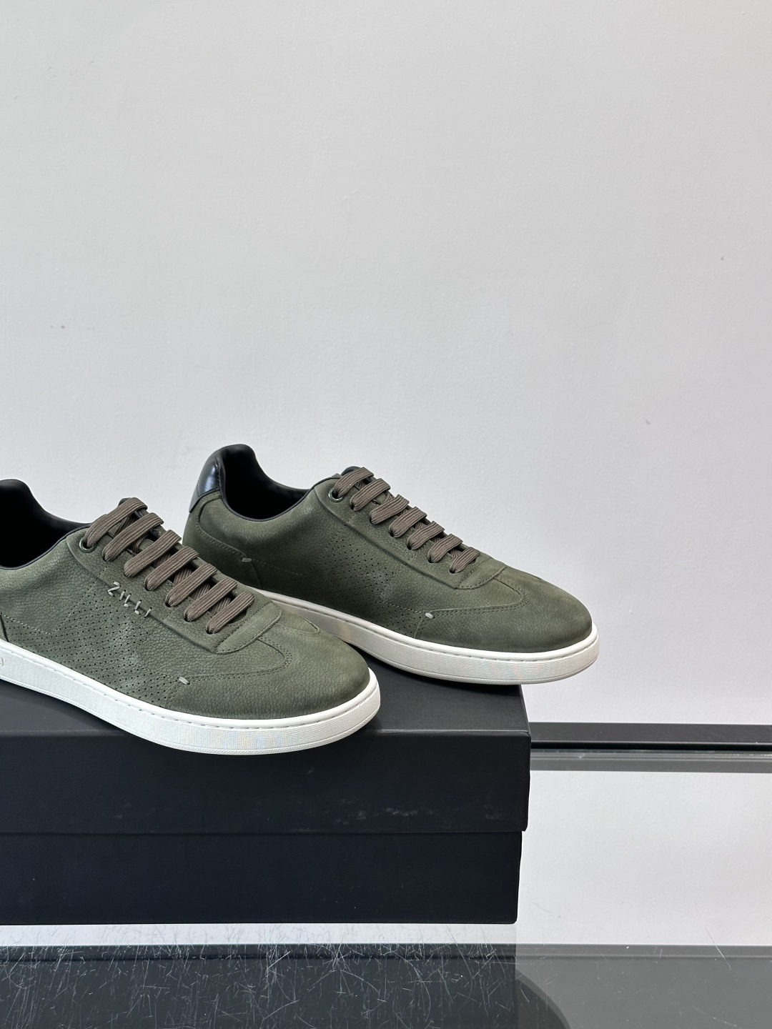 ZILLI这款休闲鞋选用绒面小牛皮，质感细腻又高级，极简设计融合休闲与精致，通勤或商务休闲都能轻松驾驭。