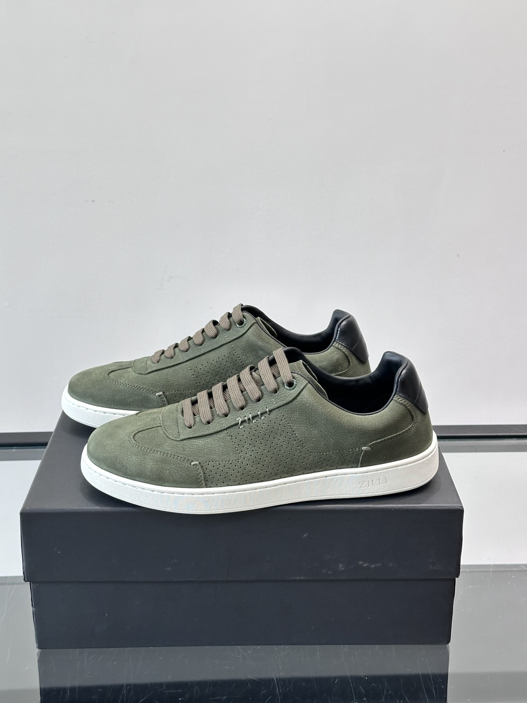 ZILLI这款休闲鞋选用绒面小牛皮，质感细腻又高级，极简设计融合休闲与精致，通勤或商务休闲都能轻松驾驭。
