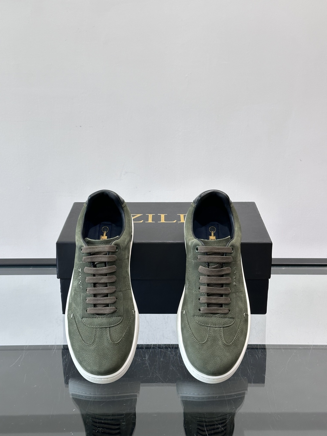 ZILLI这款休闲鞋选用绒面小牛皮，质感细腻又高级，极简设计融合休闲与精致，通勤或商务休闲都能轻松驾驭。