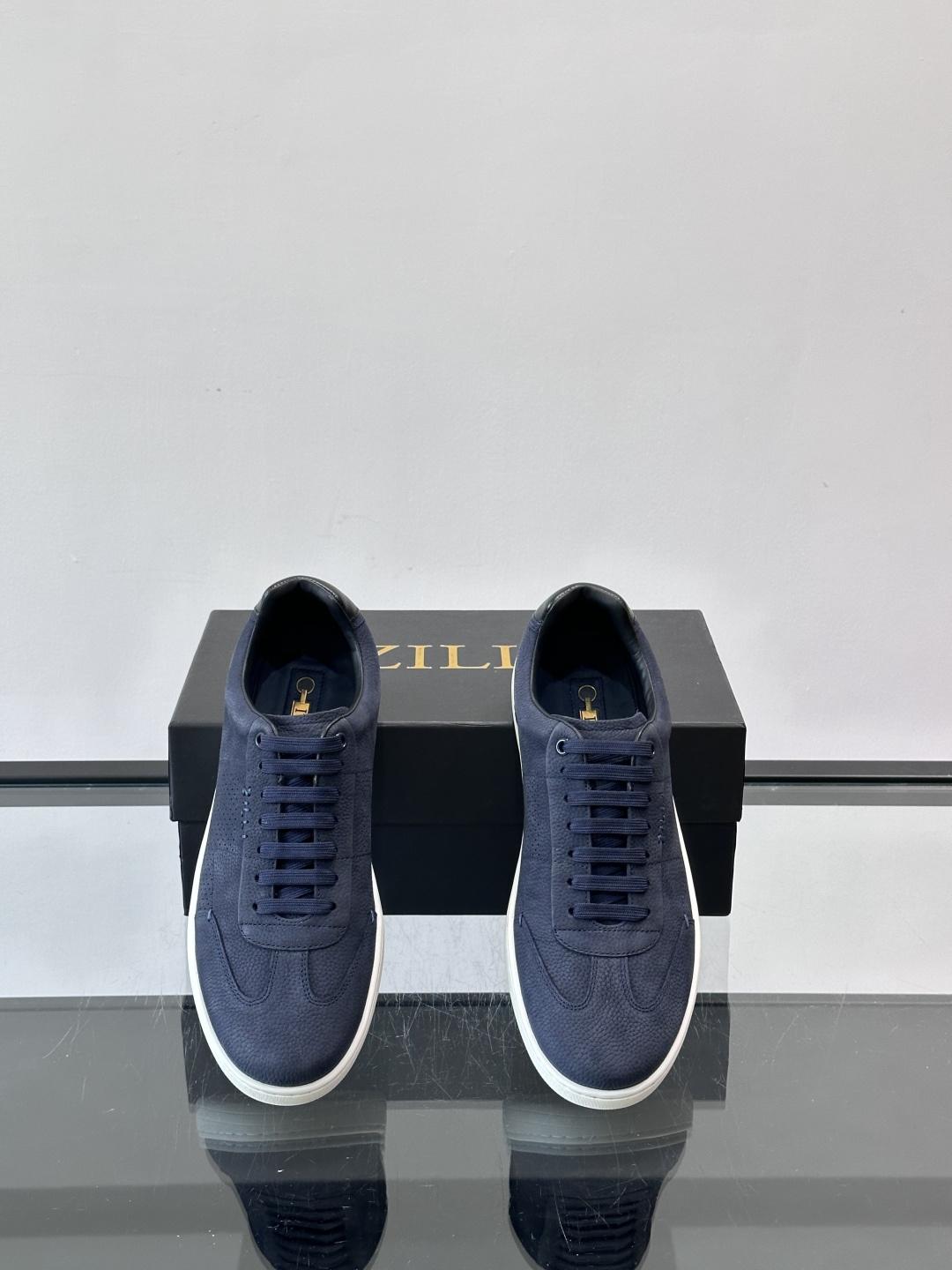 ZILLI这款休闲鞋选用绒面小牛皮，质感细腻又高级，极简设计融合休闲与精致，通勤或商务休闲都能轻松驾驭。