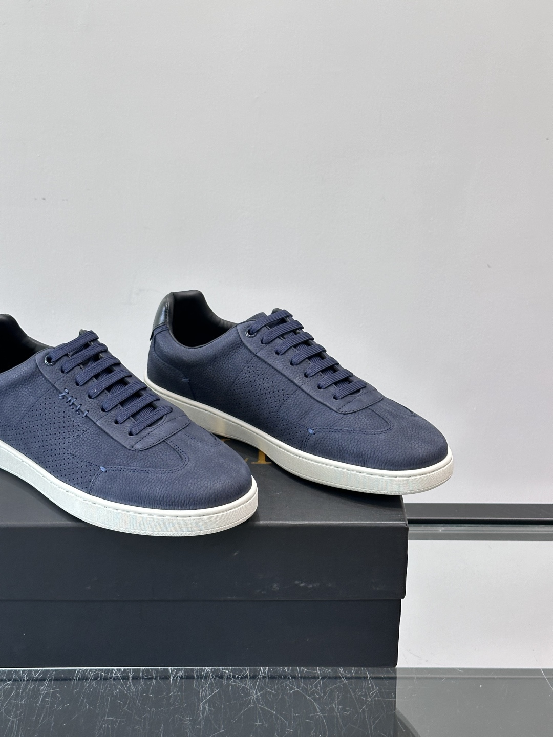 ZILLI这款休闲鞋选用绒面小牛皮，质感细腻又高级，极简设计融合休闲与精致，通勤或商务休闲都能轻松驾驭。