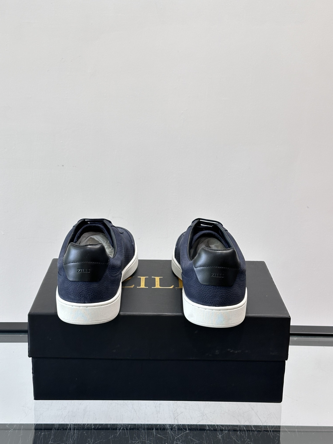 ZILLI这款休闲鞋选用绒面小牛皮，质感细腻又高级，极简设计融合休闲与精致，通勤或商务休闲都能轻松驾驭。