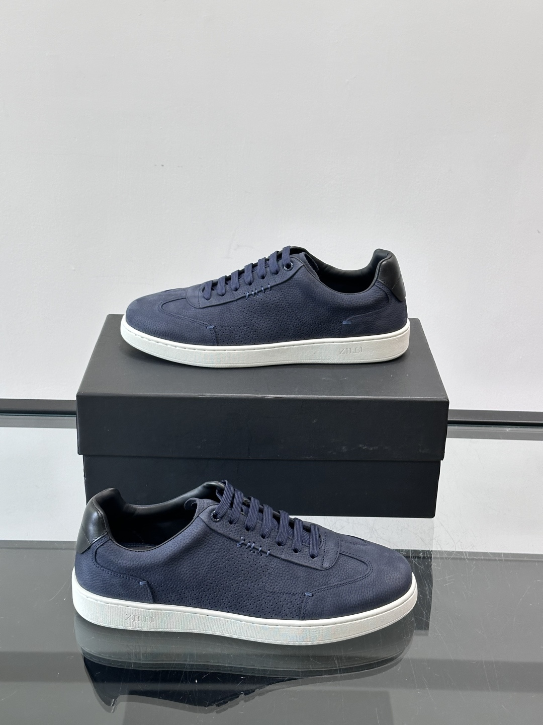 ZILLI这款休闲鞋选用绒面小牛皮，质感细腻又高级，极简设计融合休闲与精致，通勤或商务休闲都能轻松驾驭。