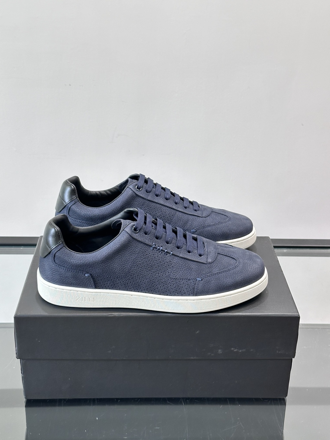 ZILLI这款休闲鞋选用绒面小牛皮，质感细腻又高级，极简设计融合休闲与精致，通勤或商务休闲都能轻松驾驭。