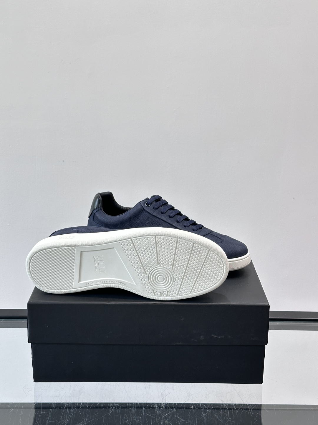 ZILLI这款休闲鞋选用绒面小牛皮，质感细腻又高级，极简设计融合休闲与精致，通勤或商务休闲都能轻松驾驭。