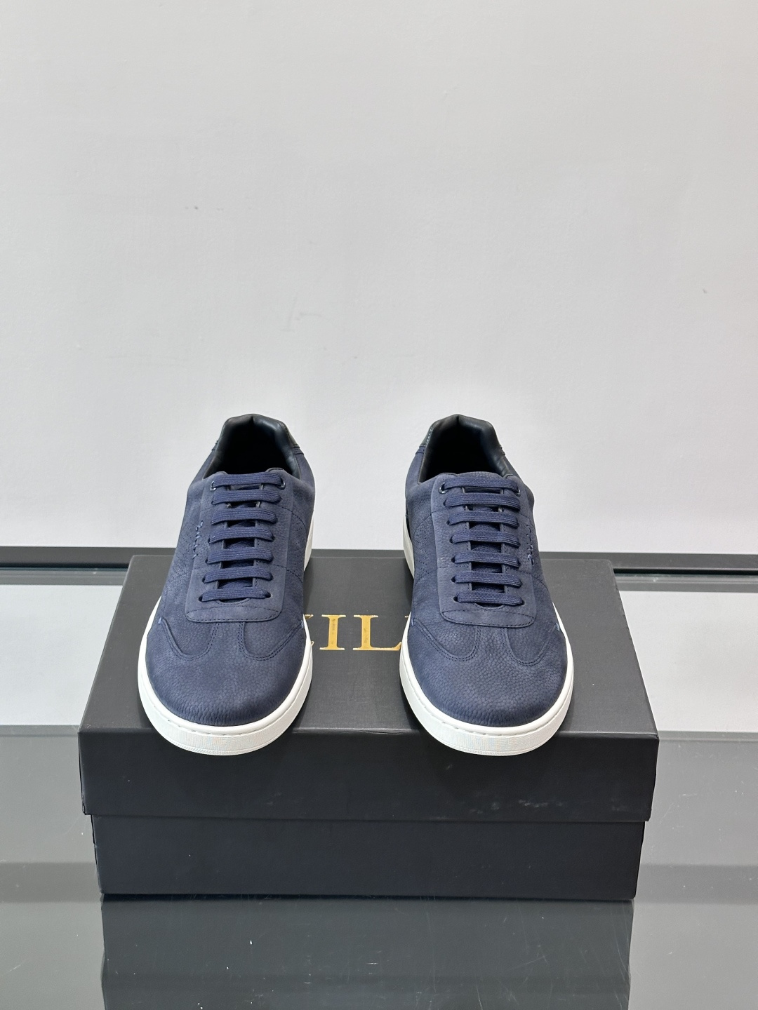 ZILLI这款休闲鞋选用绒面小牛皮，质感细腻又高级，极简设计融合休闲与精致，通勤或商务休闲都能轻松驾驭。