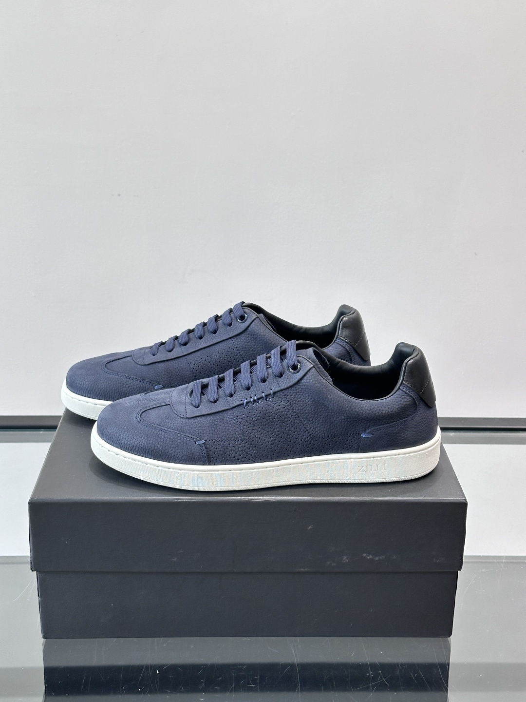 ZILLI这款休闲鞋选用绒面小牛皮，质感细腻又高级，极简设计融合休闲与精致，通勤或商务休闲都能轻松驾驭。