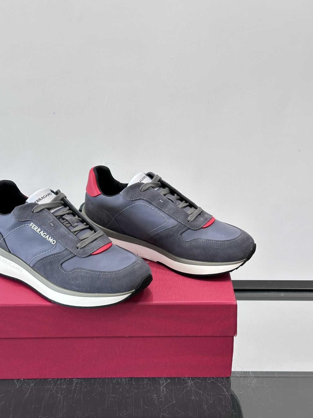 Ferragamo 70年代复古跑鞋.Ferragamo这款70年代复古跑鞋，采用白色皮革+深蓝麂皮拼接