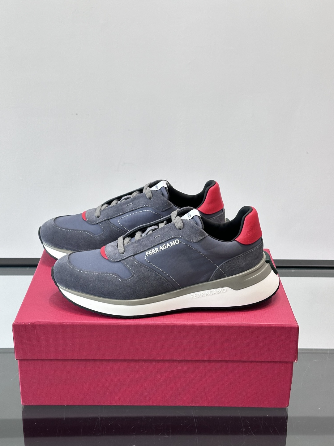 Ferragamo 70年代复古跑鞋.Ferragamo这款70年代复古跑鞋，采用白色皮革+深蓝麂皮拼接