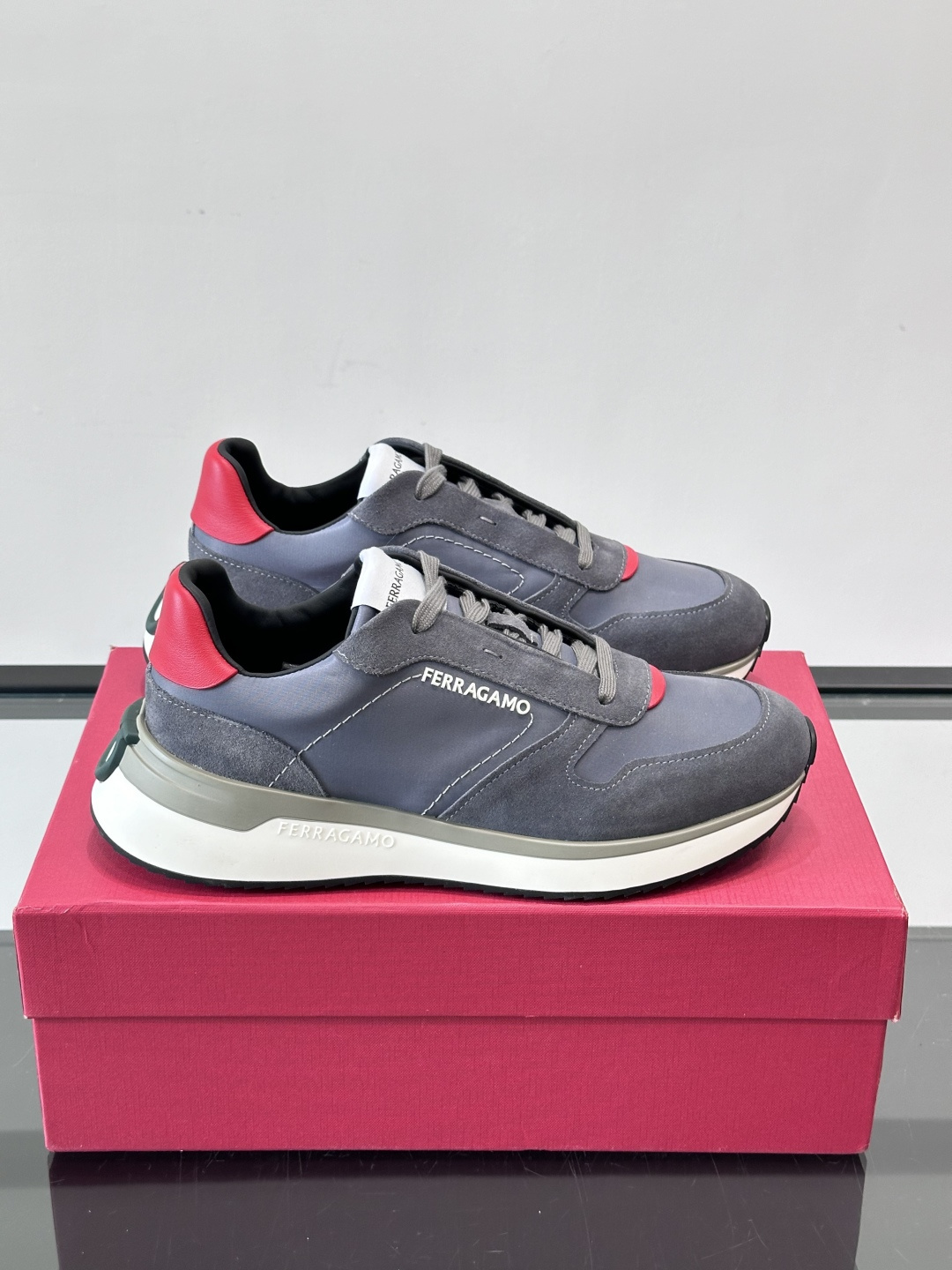 Ferragamo 70年代复古跑鞋.Ferragamo这款70年代复古跑鞋，采用白色皮革+深蓝麂皮拼接