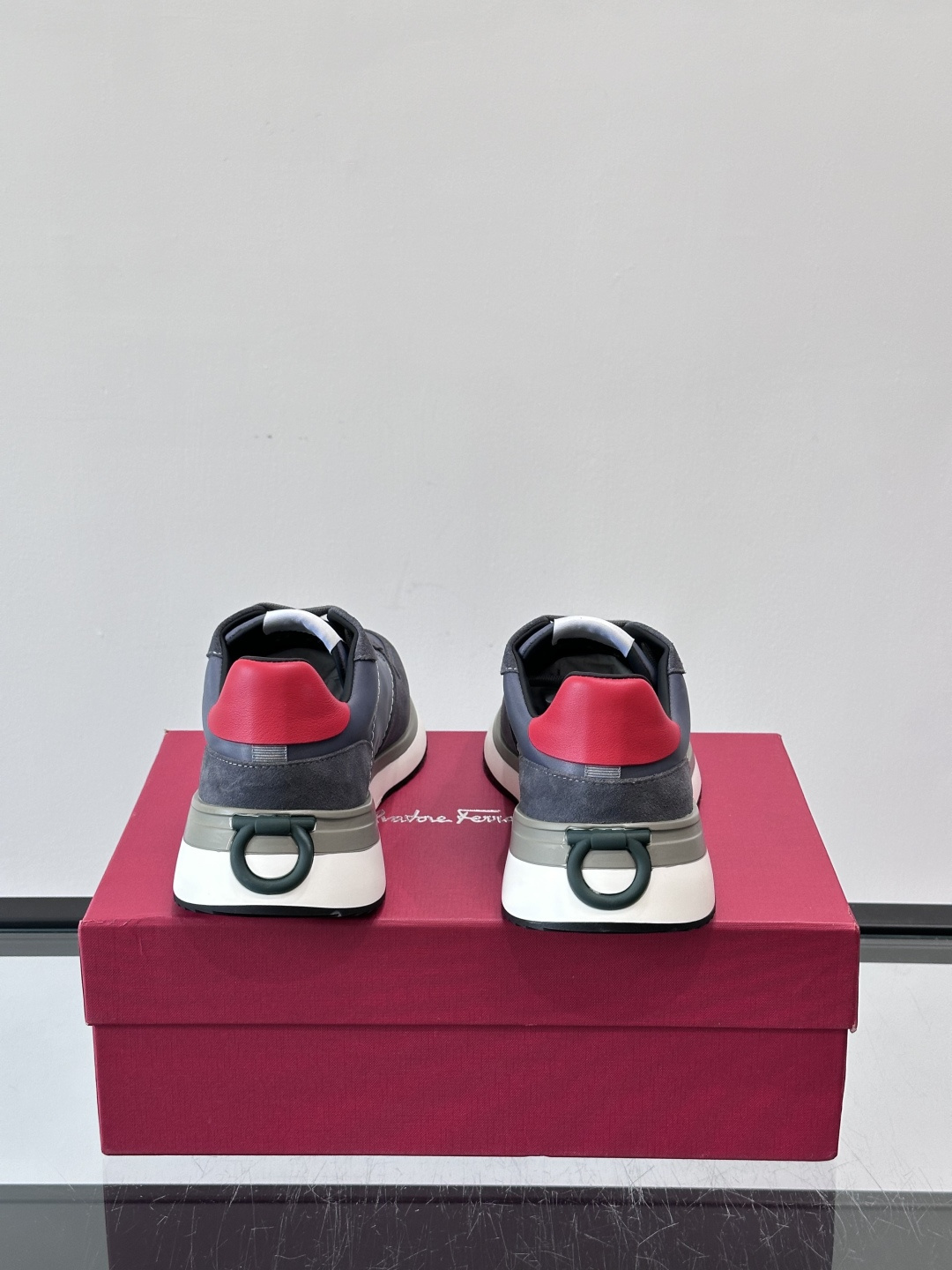 Ferragamo 70年代复古跑鞋.Ferragamo这款70年代复古跑鞋，采用白色皮革+深蓝麂皮拼接