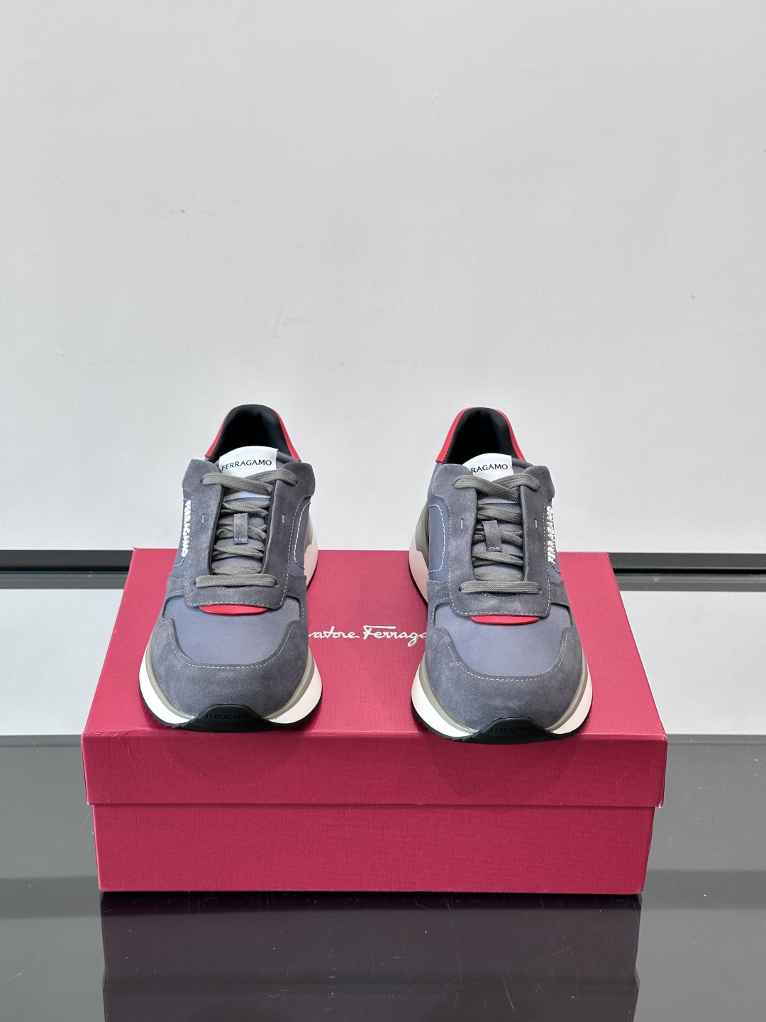 Ferragamo 70年代复古跑鞋.Ferragamo这款70年代复古跑鞋，采用白色皮革+深蓝麂皮拼接