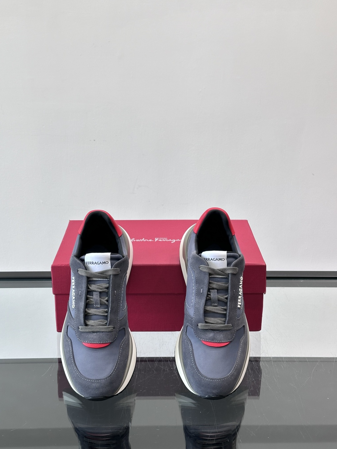 Ferragamo 70年代复古跑鞋.Ferragamo这款70年代复古跑鞋，采用白色皮革+深蓝麂皮拼接