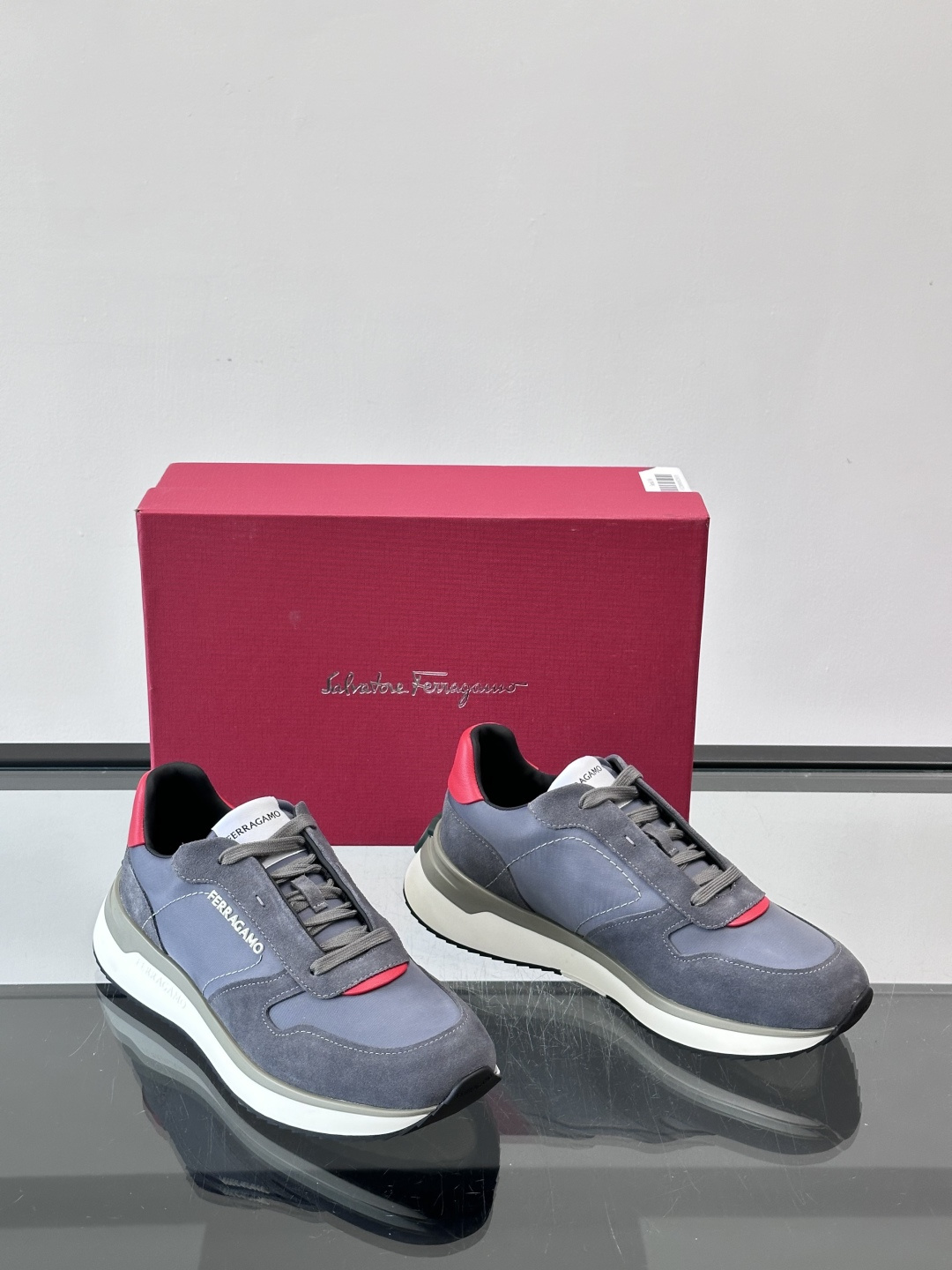 Ferragamo 70年代复古跑鞋.Ferragamo这款70年代复古跑鞋，采用白色皮革+深蓝麂皮拼接