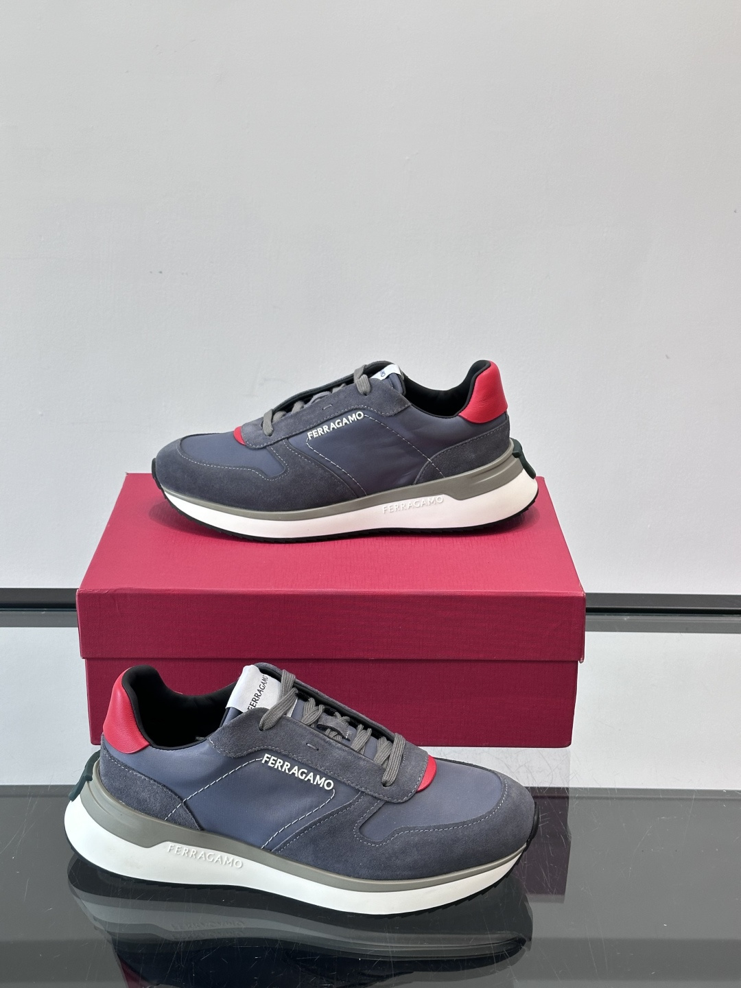 Ferragamo 70年代复古跑鞋.Ferragamo这款70年代复古跑鞋，采用白色皮革+深蓝麂皮拼接