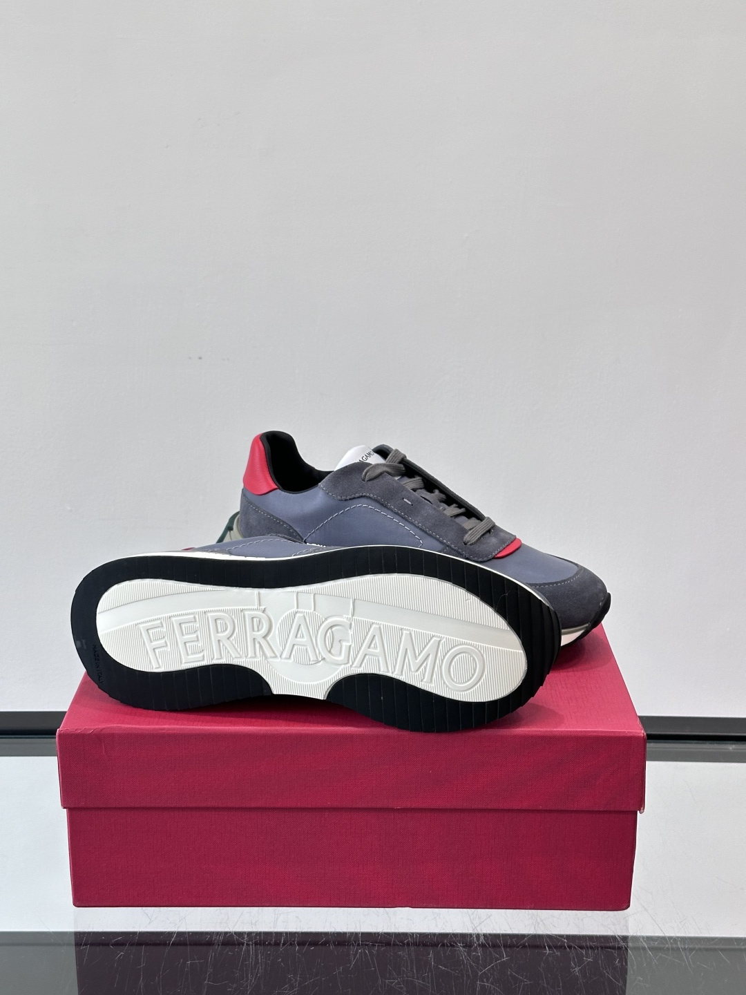 Ferragamo 70年代复古跑鞋.Ferragamo这款70年代复古跑鞋，采用白色皮革+深蓝麂皮拼接