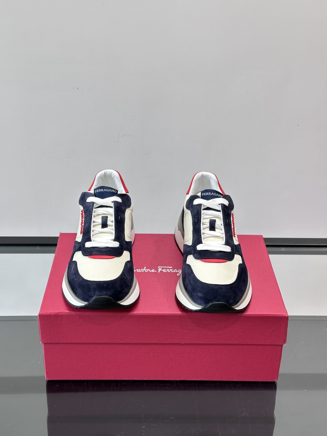 Ferragamo 70年代复古跑鞋.Ferragamo这款70年代复古跑鞋，采用白色皮革+深蓝麂皮拼接