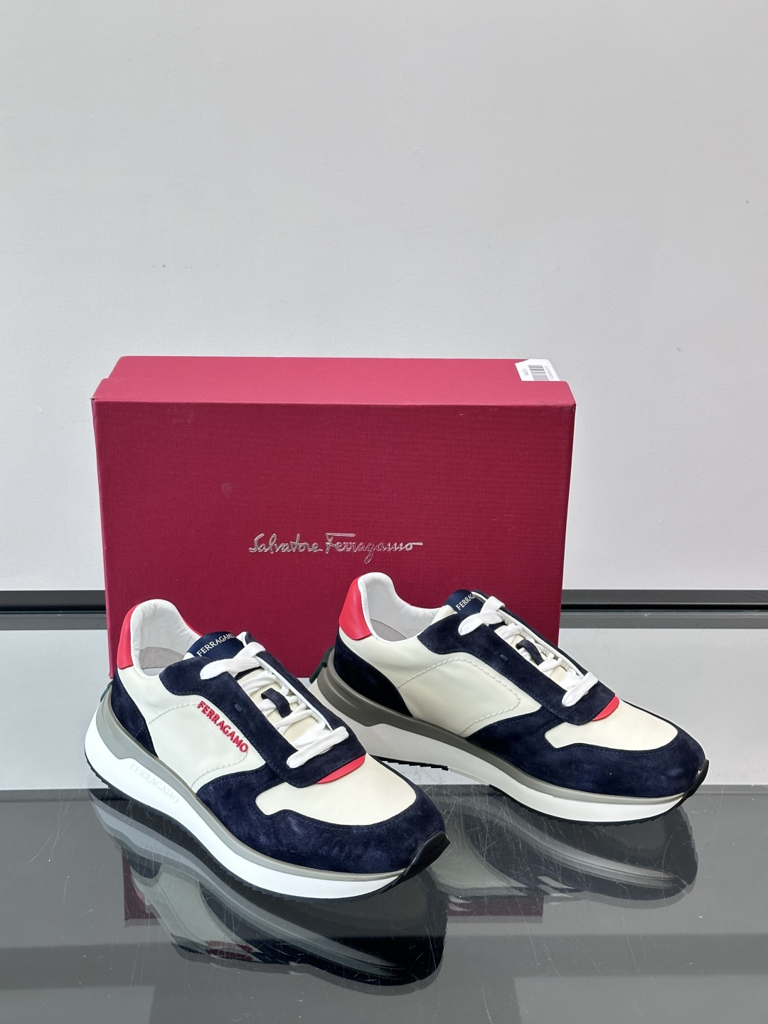 Ferragamo 70年代复古跑鞋.Ferragamo这款70年代复古跑鞋，采用白色皮革+深蓝麂皮拼接