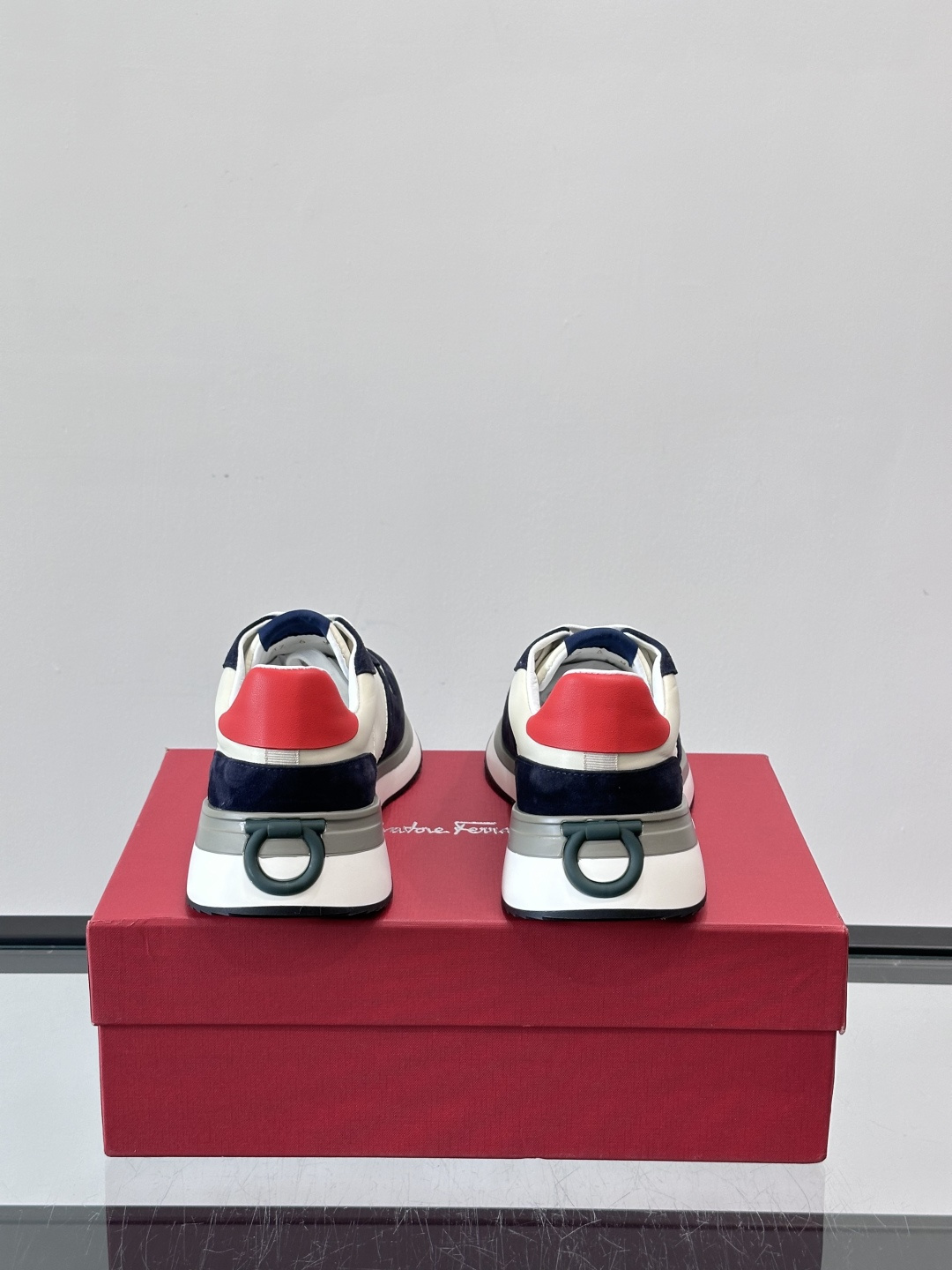 Ferragamo 70年代复古跑鞋.Ferragamo这款70年代复古跑鞋，采用白色皮革+深蓝麂皮拼接