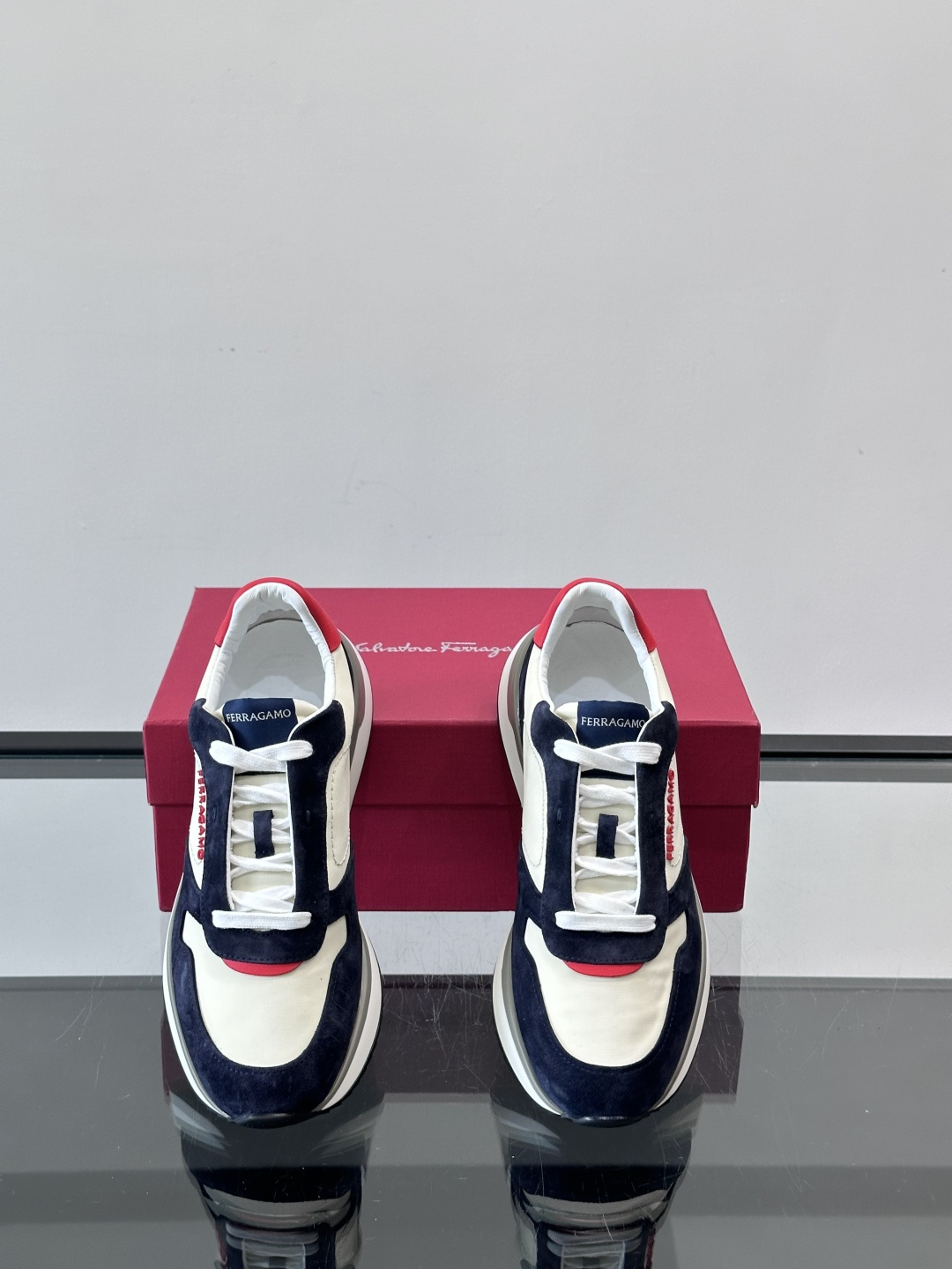 Ferragamo 70年代复古跑鞋.Ferragamo这款70年代复古跑鞋，采用白色皮革+深蓝麂皮拼接