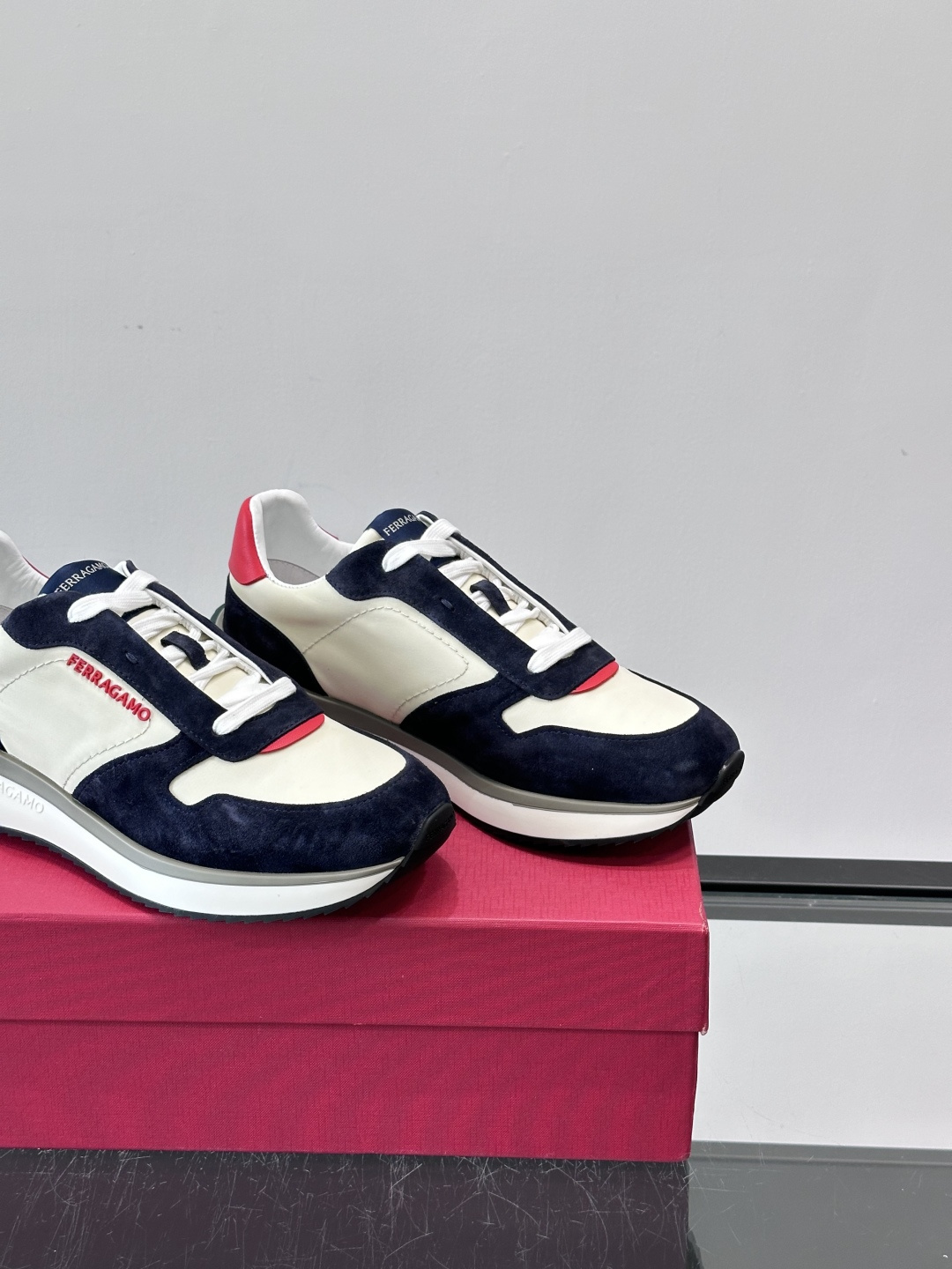 Ferragamo 70年代复古跑鞋.Ferragamo这款70年代复古跑鞋，采用白色皮革+深蓝麂皮拼接
