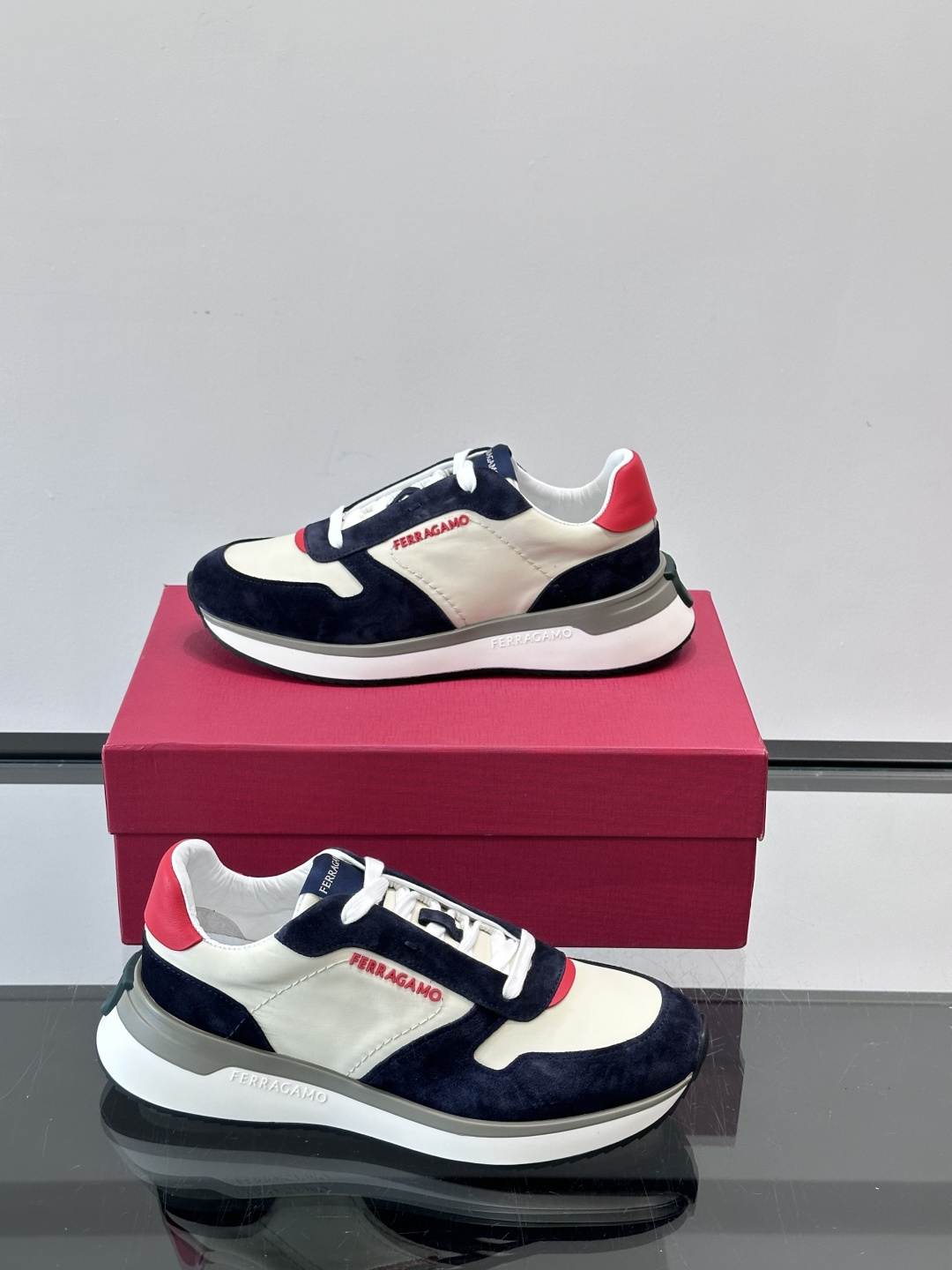 Ferragamo 70年代复古跑鞋.Ferragamo这款70年代复古跑鞋，采用白色皮革+深蓝麂皮拼接