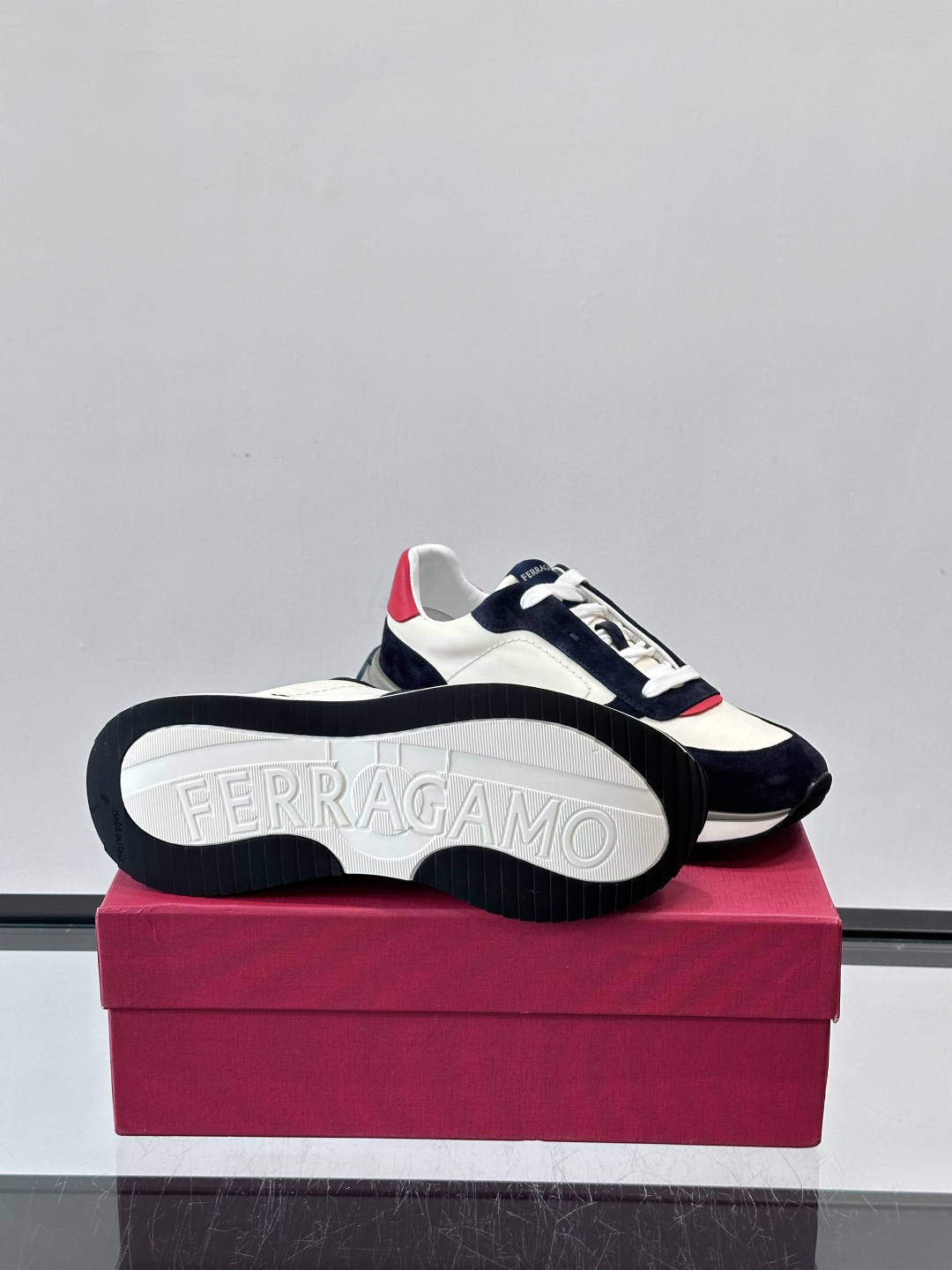 Ferragamo 70年代复古跑鞋.Ferragamo这款70年代复古跑鞋，采用白色皮革+深蓝麂皮拼接