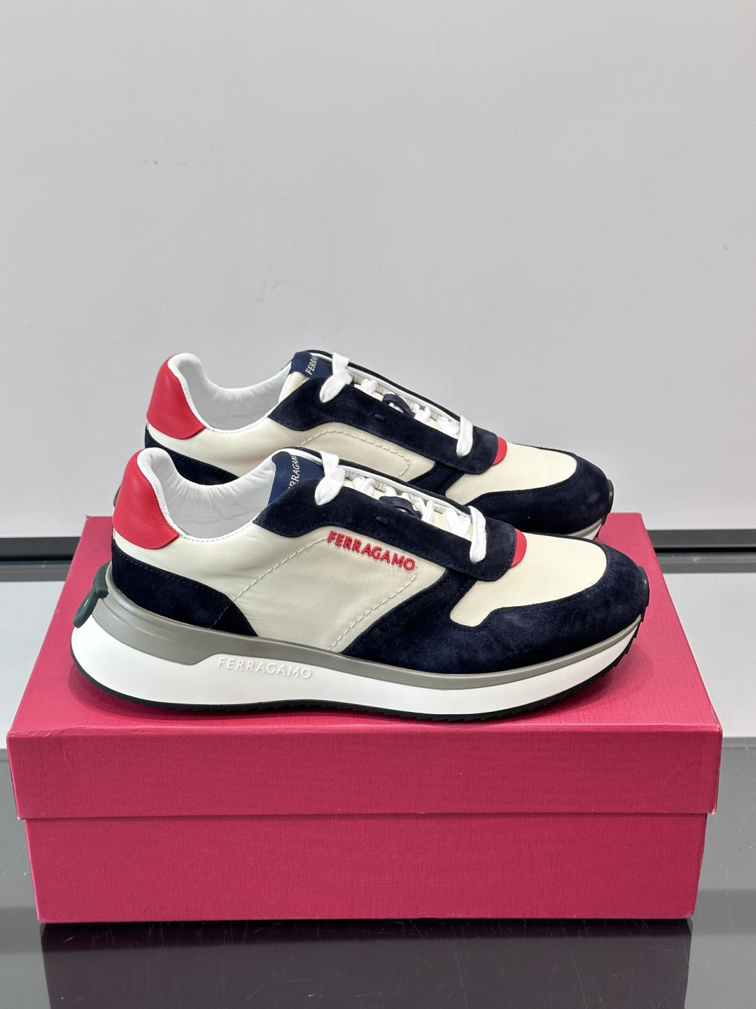 Ferragamo 70年代复古跑鞋.Ferragamo这款70年代复古跑鞋，采用白色皮革+深蓝麂皮拼接