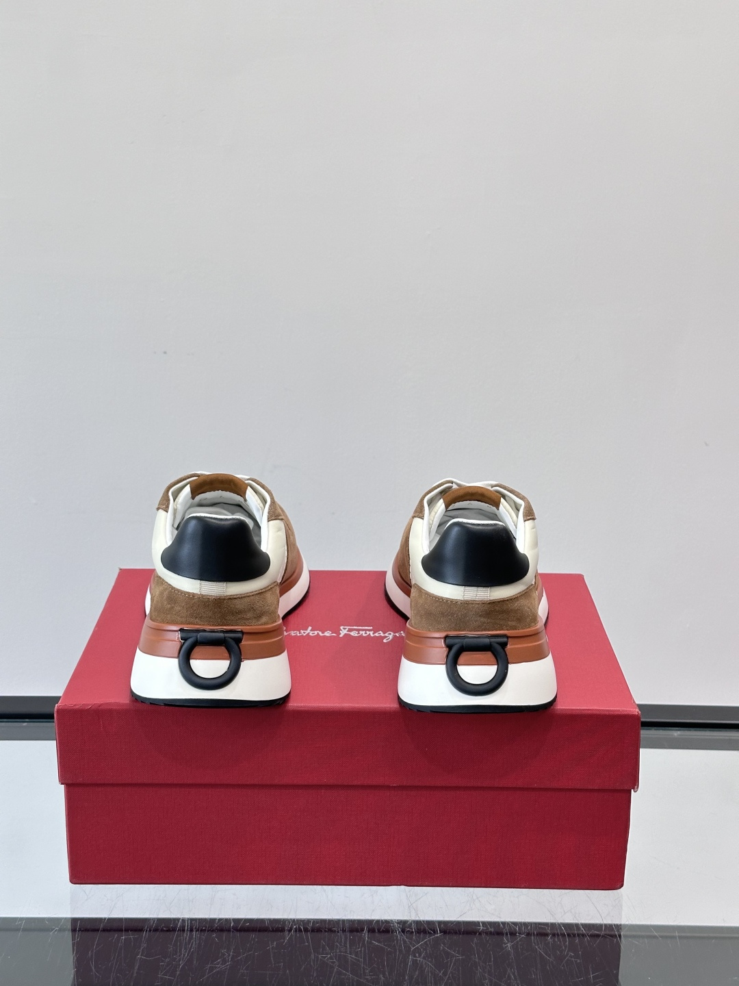 Ferragamo 70年代复古跑鞋.Ferragamo这款70年代复古跑鞋，采用白色皮革+深蓝麂皮拼接