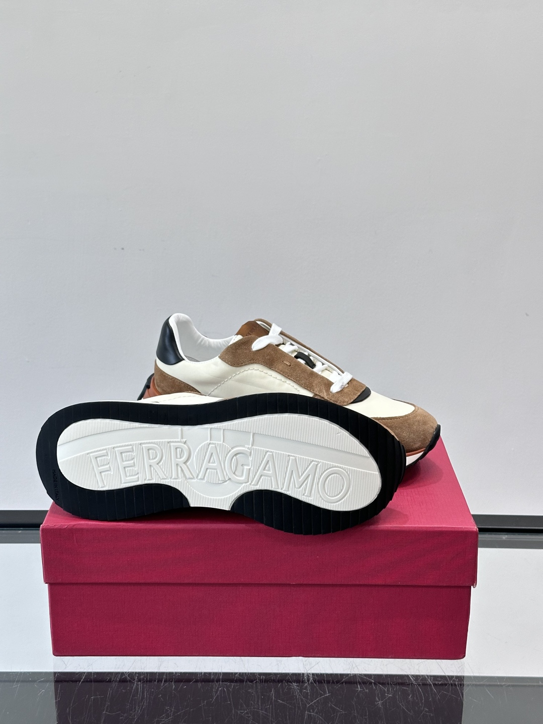 Ferragamo 70年代复古跑鞋.Ferragamo这款70年代复古跑鞋，采用白色皮革+深蓝麂皮拼接