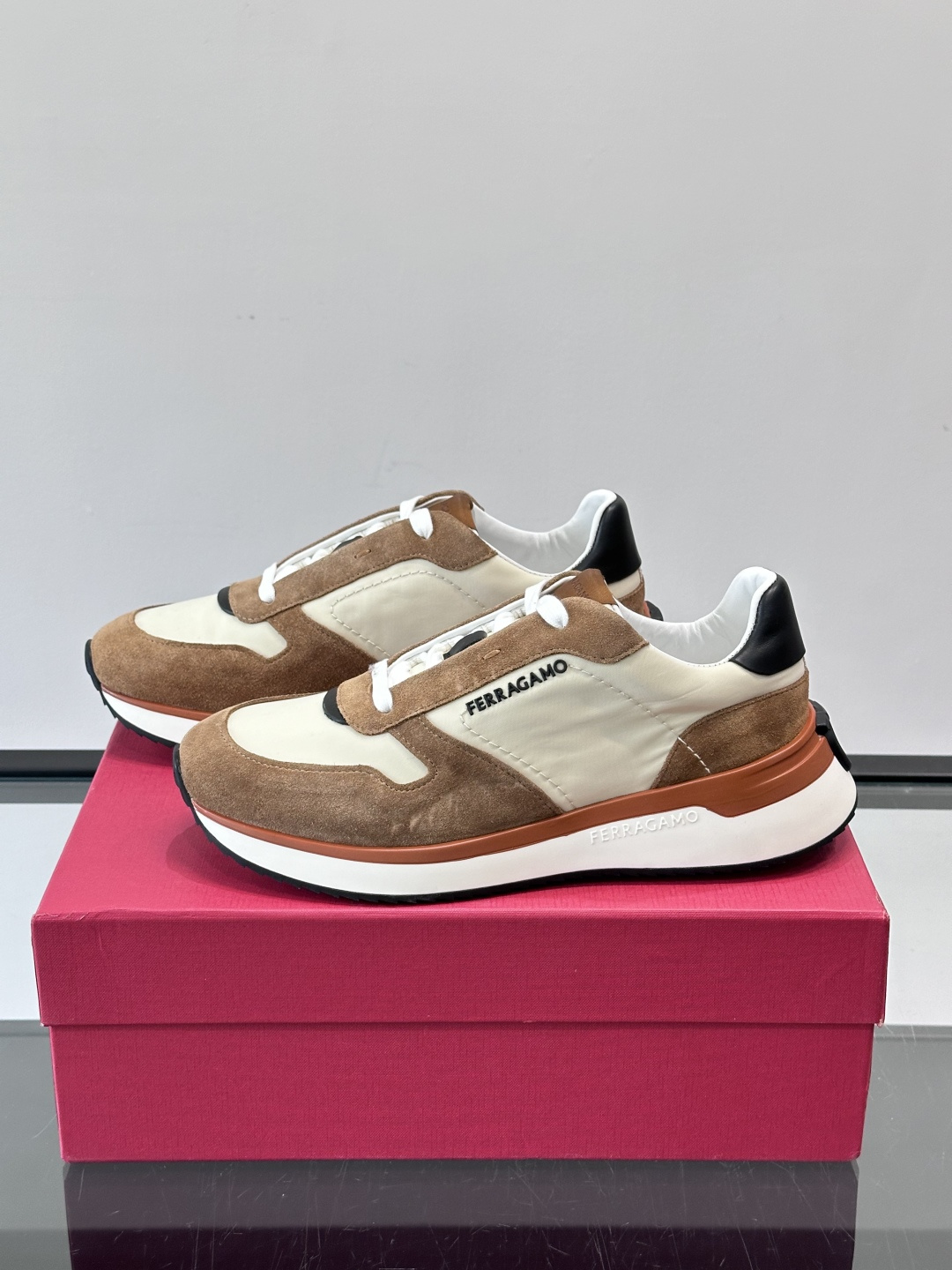 Ferragamo 70年代复古跑鞋.Ferragamo这款70年代复古跑鞋，采用白色皮革+深蓝麂皮拼接