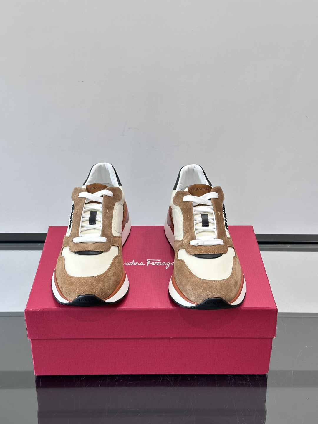 Ferragamo 70年代复古跑鞋.Ferragamo这款70年代复古跑鞋，采用白色皮革+深蓝麂皮拼接