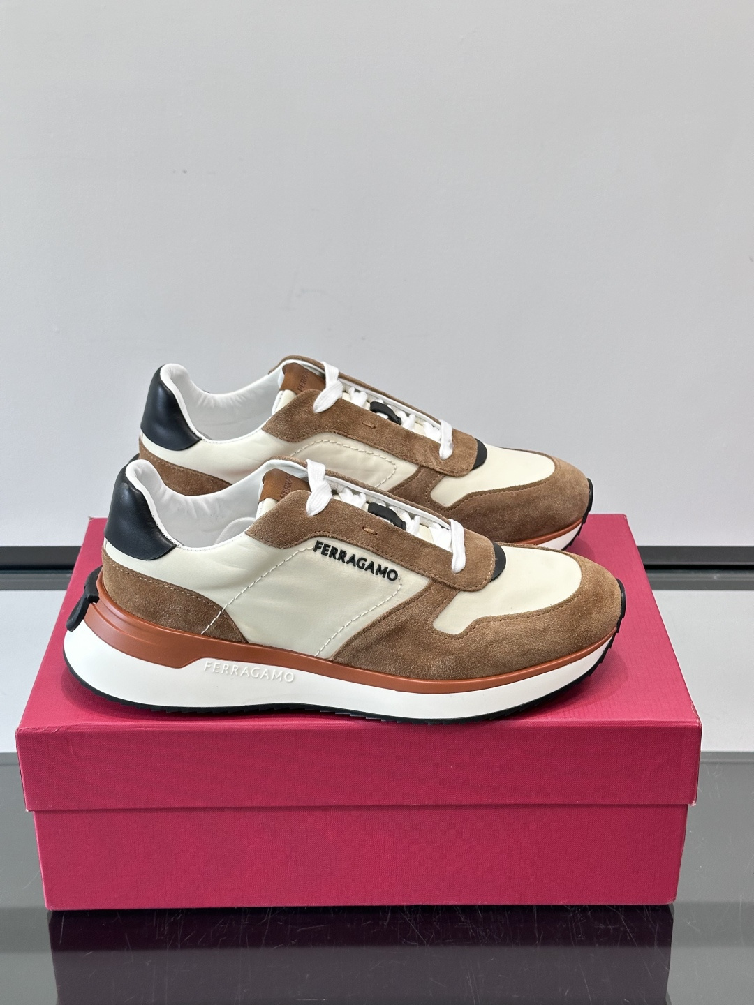 Ferragamo 70年代复古跑鞋.Ferragamo这款70年代复古跑鞋，采用白色皮革+深蓝麂皮拼接